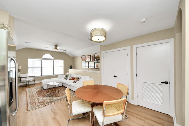 Building Photo - 5941 S Loop E