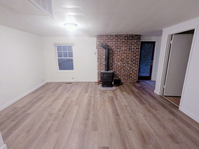 Building Photo - 3 & 4 Bedroom Units Just Steps from WWU