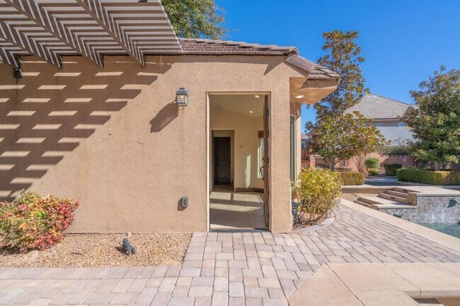 Building Photo - 340 Le Grande Cir