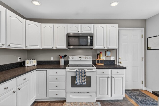 Building Photo - Spacious Stratham Home | Semi-In Ground Pool | Finished Basement | AVAILABLE AUGUST 1st
