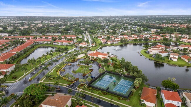 Building Photo - Beautiful Townhome in Laguna lakes 3 bedro...