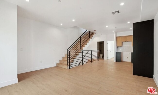 Building Photo - 438 E 28th St
