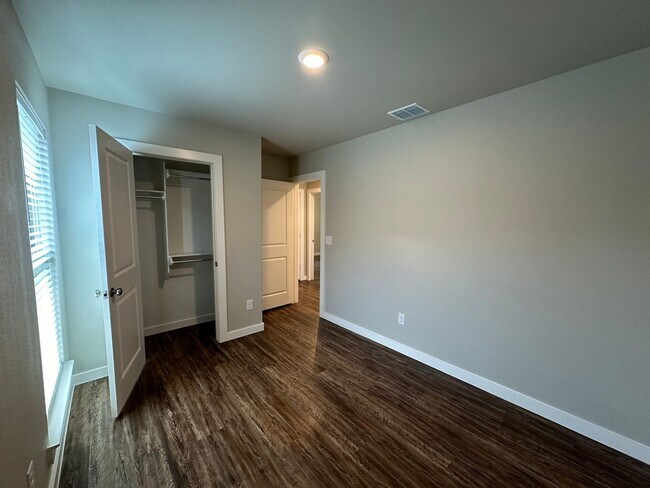 Building Photo - 405 E 21st St