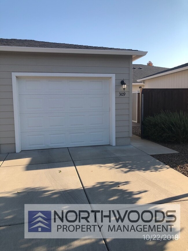 Building Photo - Very Nice 2 Bedroom 2 Bathroom Condo 55 Pl...