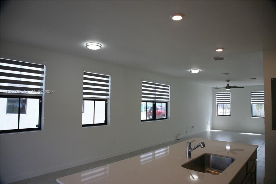 Building Photo - 371 NE 16th St