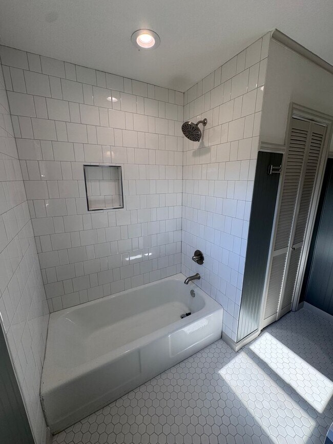 Building Photo - Updated Midtown Bungalow Charmer! 2 Bed 1 ...