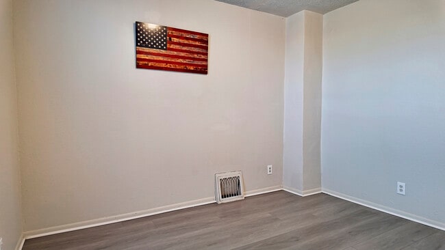 Building Photo - 102 S Perry St