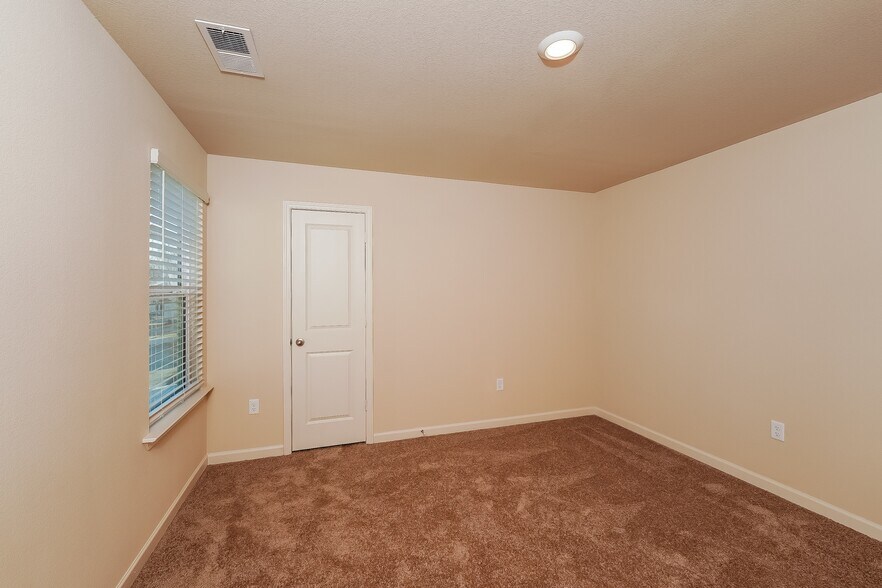 Building Photo - 335 Clover Cir