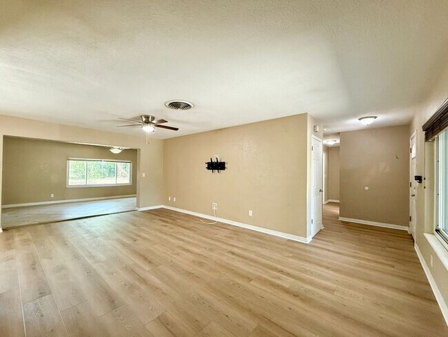 Building Photo - 2565 Granada Cir W