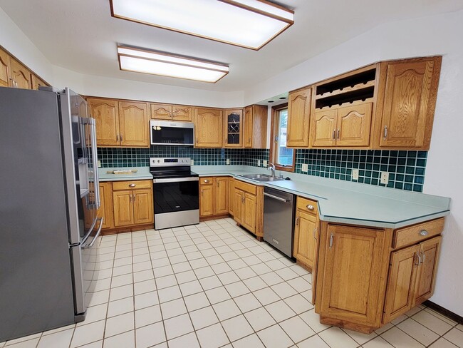 Building Photo - Pet-Friendly Rental with Fenced Yard & Bon...