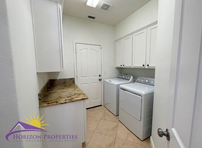 Building Photo - Spacious 5 Bed 3 Bath 2,136 Sq. Ft. Sheldo...