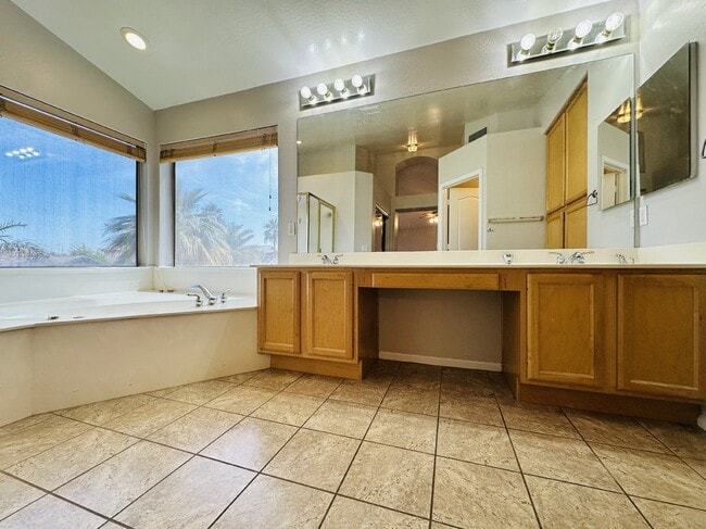 Building Photo - 672 W Raven Dr