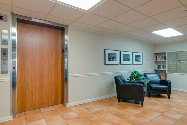 Building Photo - 160 Columbia Dr