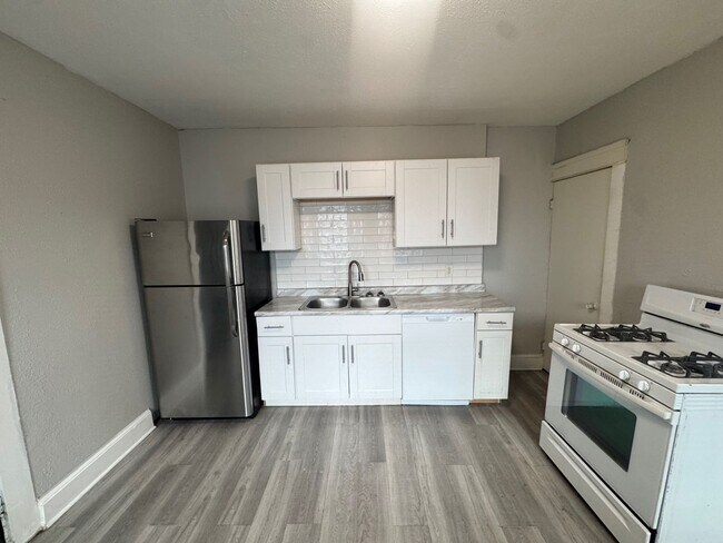Primary Photo - 1541 Hopkins Ave