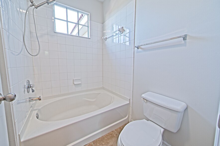 Building Photo - 5701 Bentgrass Dr