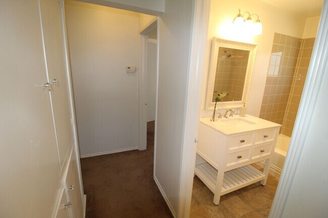 Building Photo - Charming Midtown Ventura Home- 3 Bedroom + 1.75 Bath