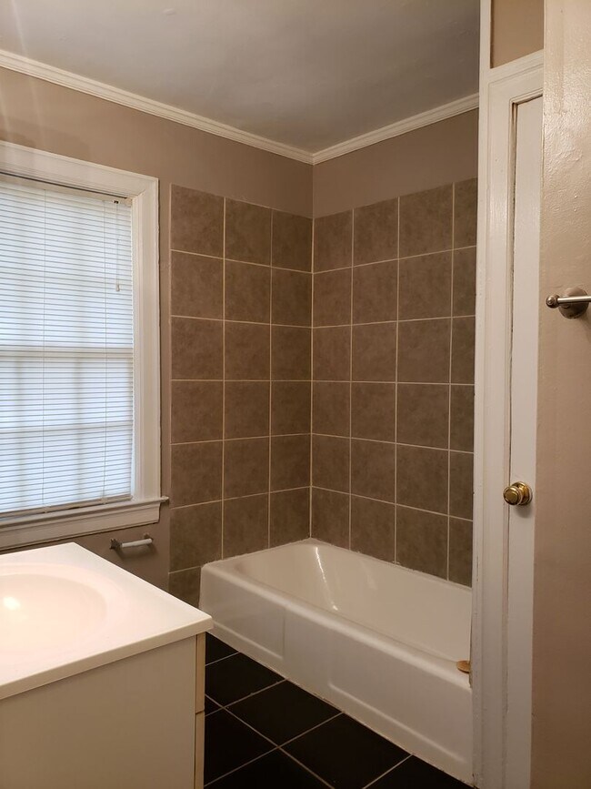 Building Photo - MOVE IN TODAY! Cute 3 bedroom 2 bath locat...