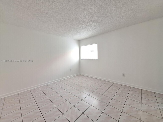 Building Photo - 2011 Bay Dr