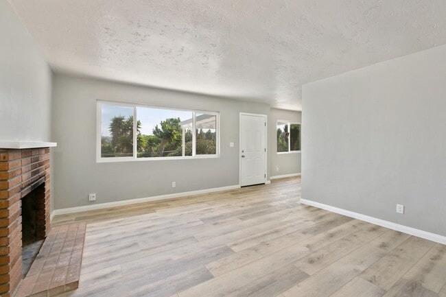 Building Photo - Remodeled Home with Views!