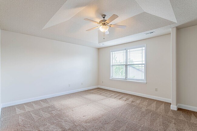 Building Photo - Home with Gorgeous Mountain Views!