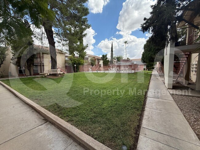 Building Photo - 1600 N Wilmot Rd