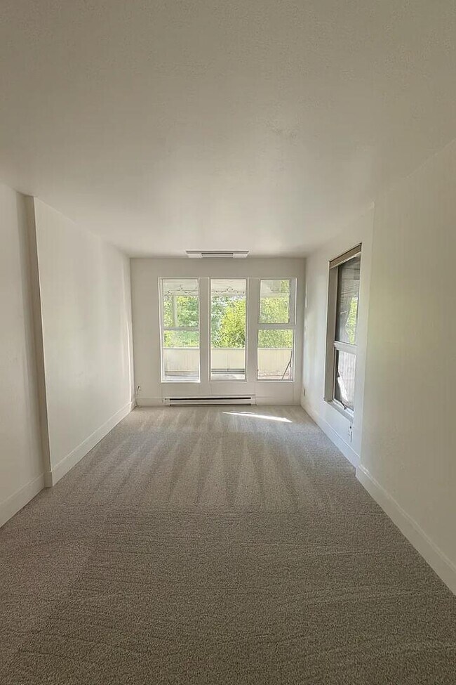 Building Photo - 1038 Lakeview Blvd E