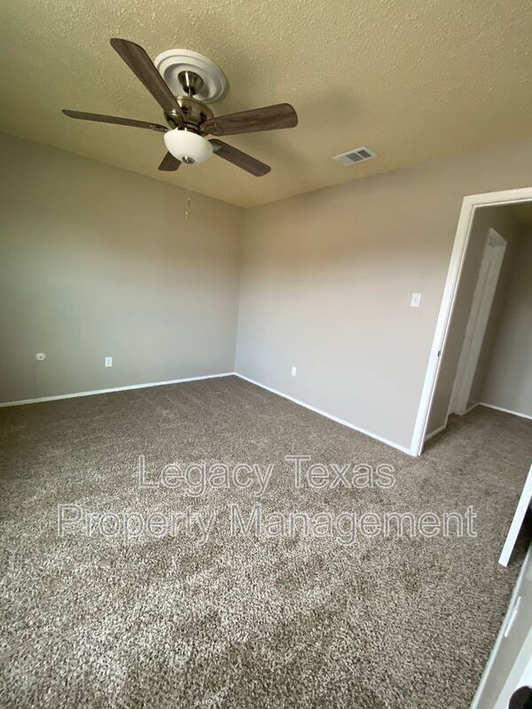Building Photo - 1409 Courtney Pl