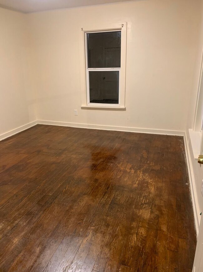 Building Photo - 2 bedroom house in Midtown accross the street from Denton Park!