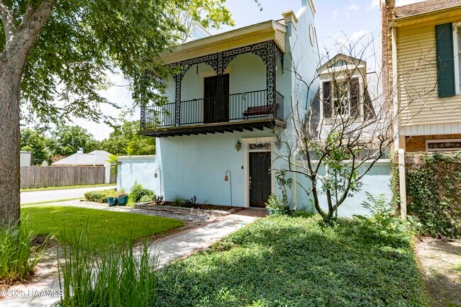 Building Photo - 211 Ursuline St