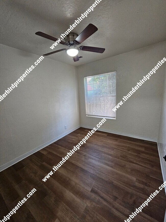 Building Photo - 1206
