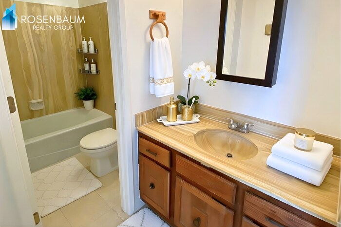 Building Photo - 2625 N Alvernon Way