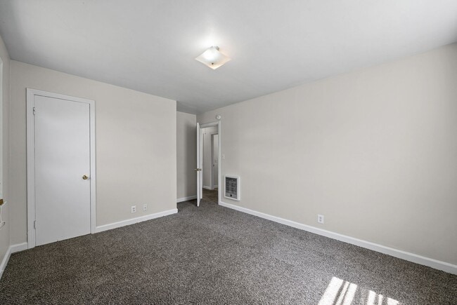 Building Photo - 3 Bedroom Home For Rent Near Lowes On Madison Street!