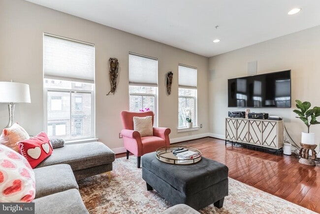 Building Photo - 4560 Longfellow St