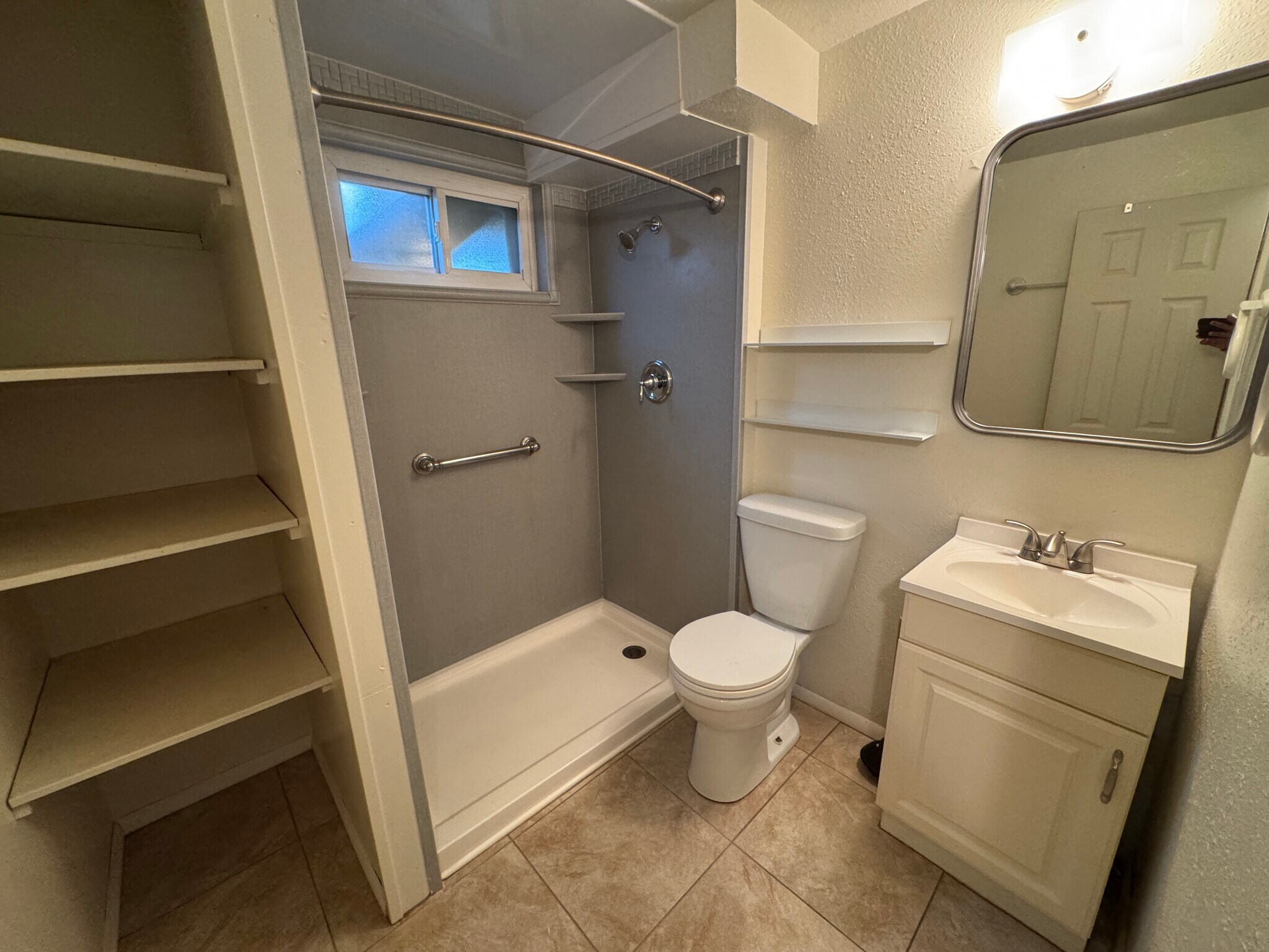 Building Photo - 946 Hutchinson Dr