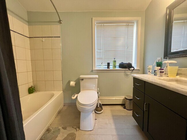 Building Photo - Gorgeous 1-Bedroom Bi-Level Apartment in Passyunk Square! Available NOW!