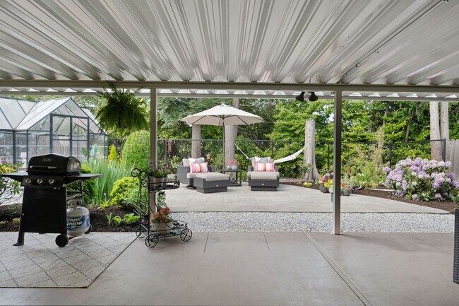 Building Photo - Immaculate and Updated Throughout- Quiet d...