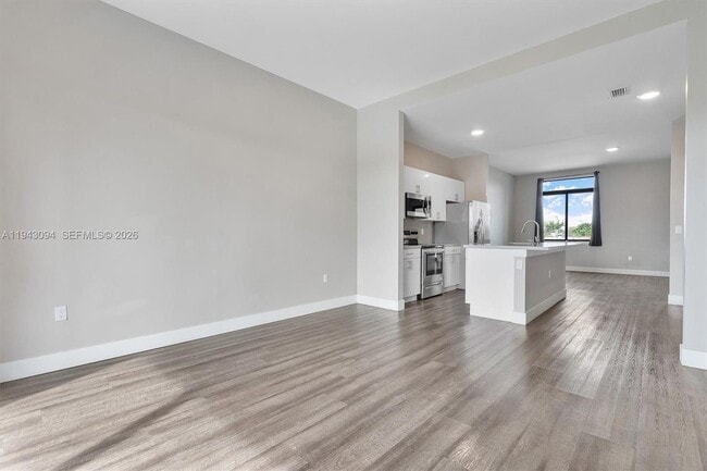 Building Photo - 444 E 16th St