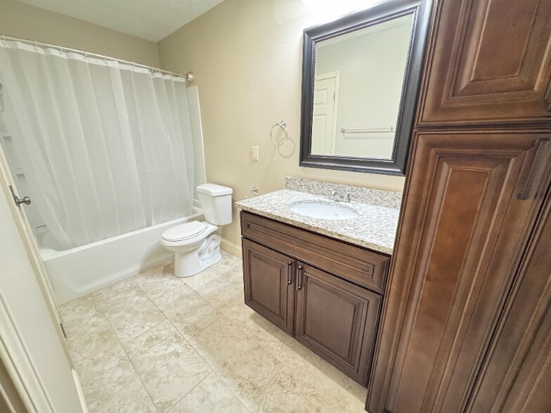 Building Photo - 5100 Emerald Dr