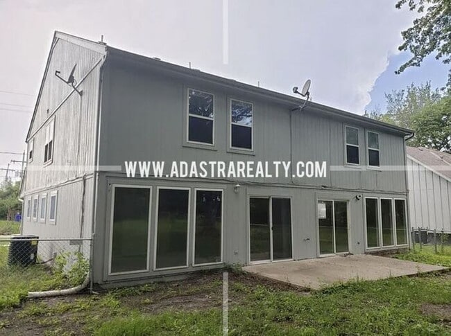 Building Photo - Spacious Duplex in the Heart of Olathe-Ava...