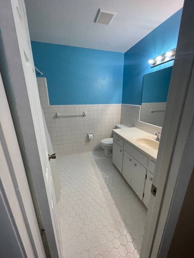 Building Photo - 306 Meadowlark Ln