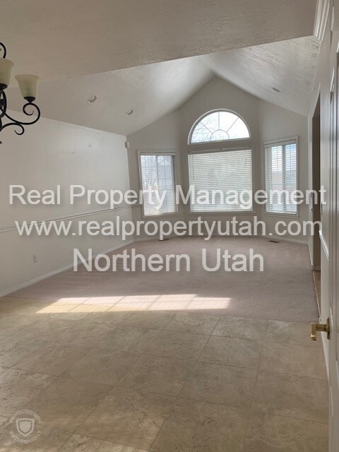 Building Photo - 5 Bedroom Home Centrally Located In Fruit ...