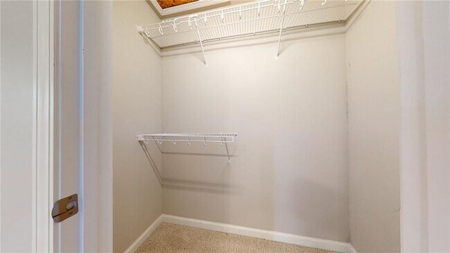 Building Photo - 2305 Vistamont Dr