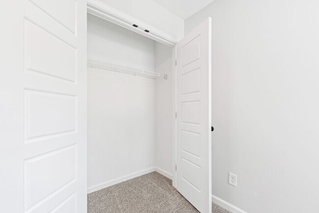 Building Photo - Nearly New 3 Bedroom home minutes to downt...