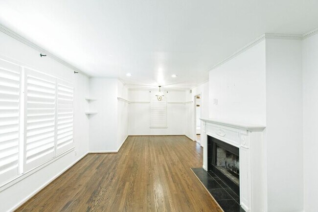 Building Photo - 11137 Sinclair Ave