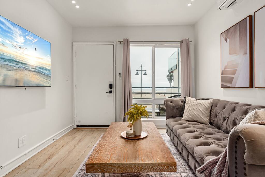 Building Photo - 2207 Ocean Front Walk