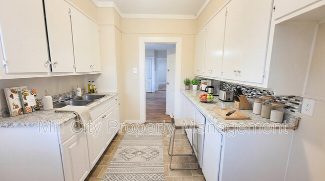 Building Photo - 416 Cedar St