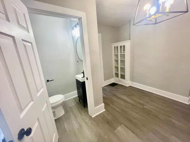 Building Photo - 3 Bedroom 1.5 Bath in Dormont! Off Street Parking!