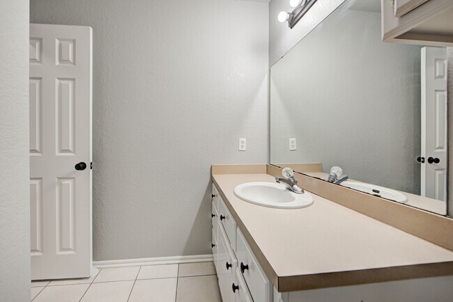 Building Photo - 917 Rambling Oaks Dr