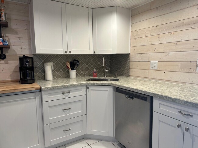 Building Photo - 1009 N Ocean Blvd