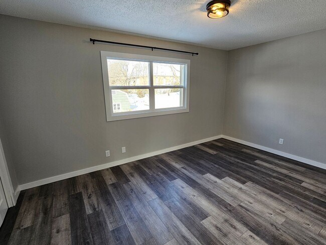 Building Photo - Like new large 2 bedroom apt coming available!